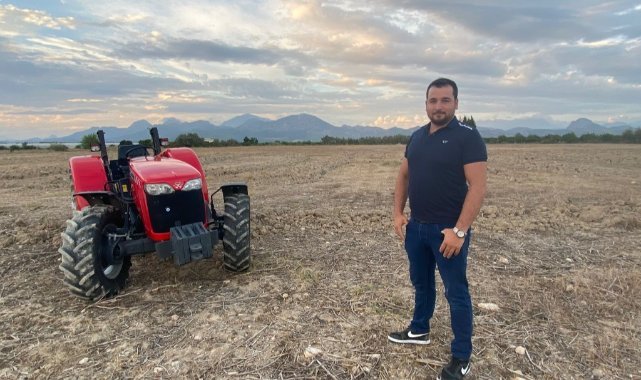 Çiftçi Atakan’dan Funda Arar’a Tarlada Sevgi