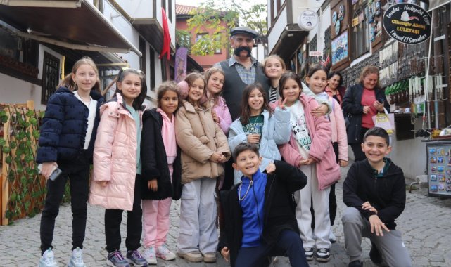 Yöresel Kıyafetle Türkiye’yi Geziyor!