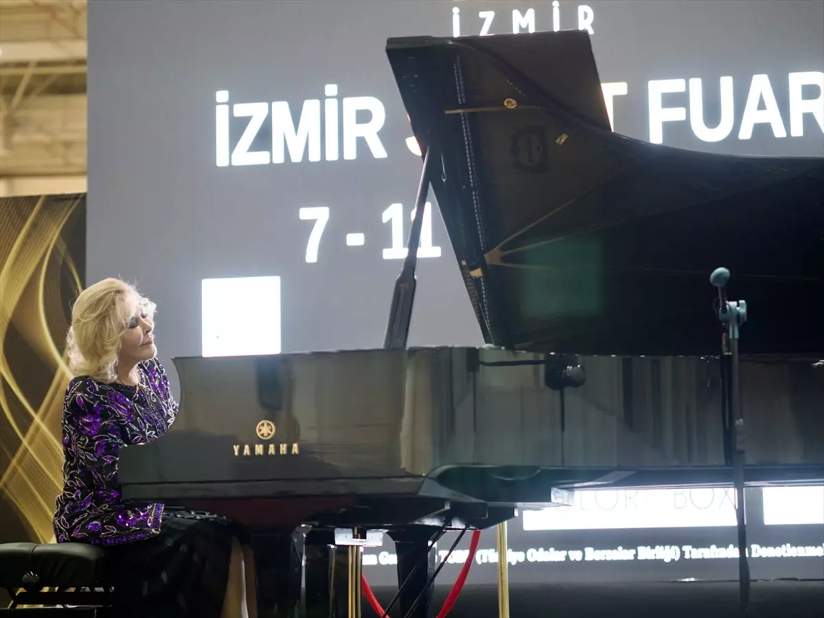 İzmir’de Sanat ve Antika Fuarı Başladı!