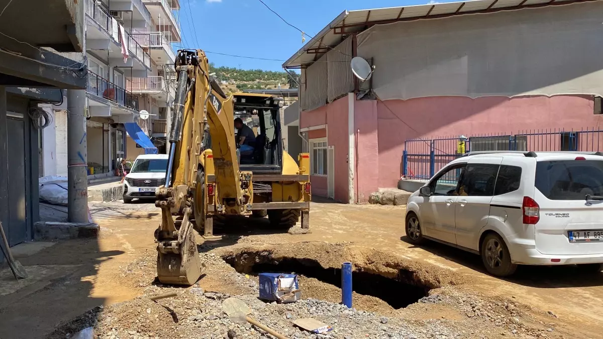 İzmir’de Su Hattı Patladı, Araçlar Zarar Gördü!