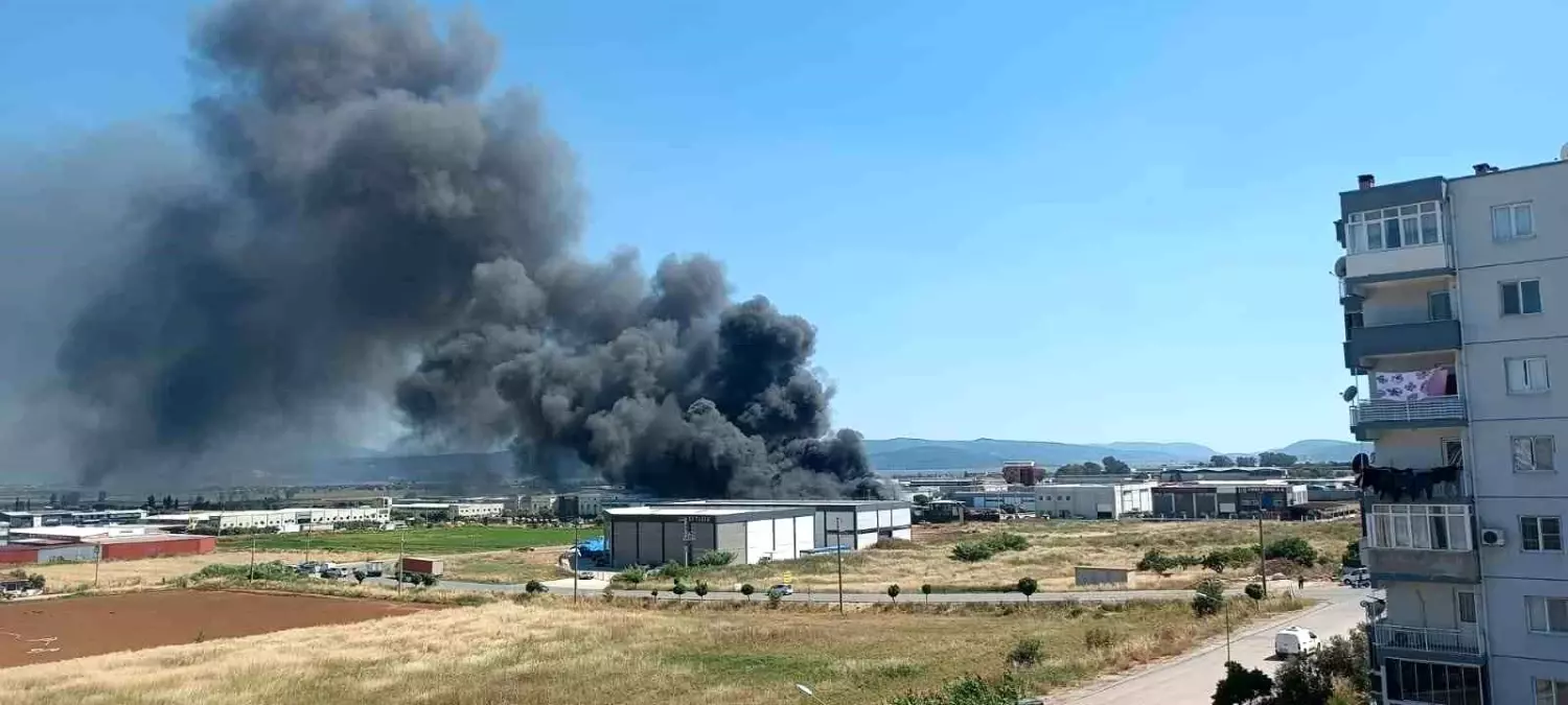 Torbalı’da Fabrikada Yangın, İtfaiye Mücadele Ediyor!