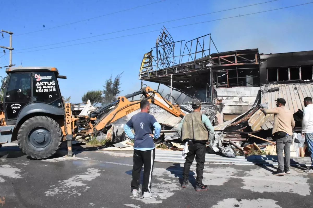 İzmir’de Sandalye Fabrikasında Yangın Kontrol Altında!