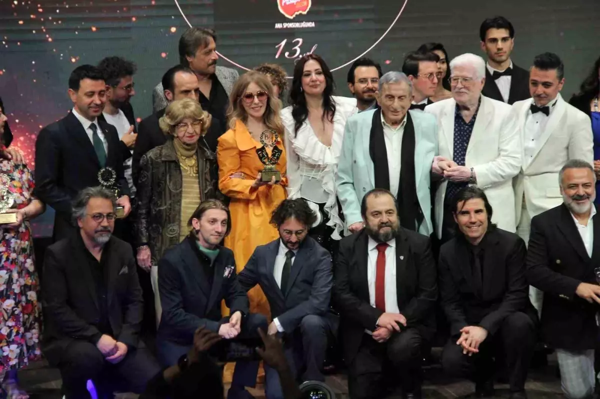 13. Bedia Muvahhit Tiyatro Ödülleri İzmir’de Coşkuyla!