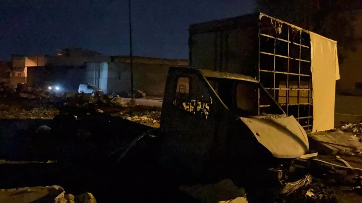 Buca’da Atık Yangını Kamyoneti Küle Çevirdi!