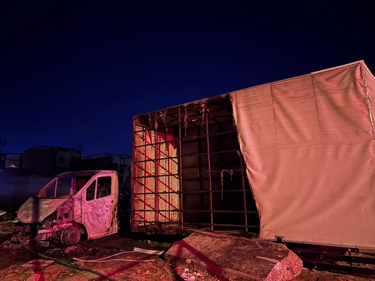 Buca’da Atık Yığınında Yangın: Kamyonet Yandı!