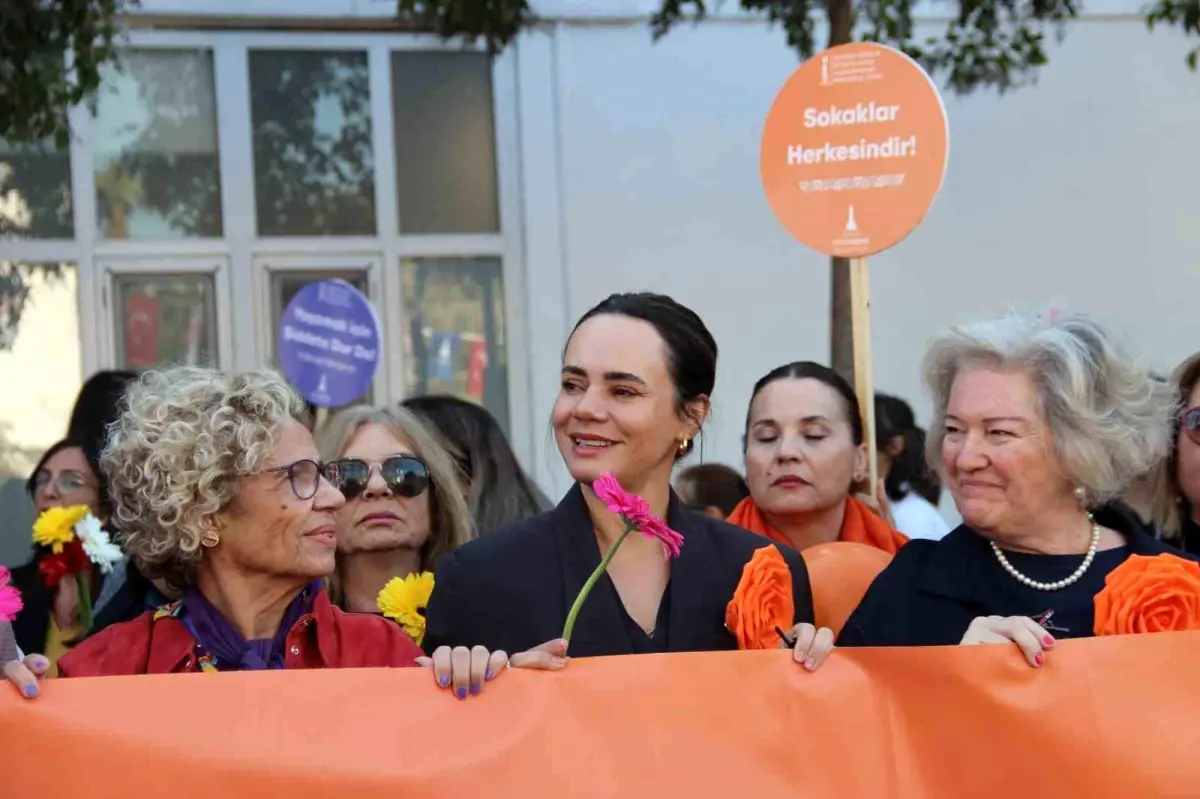 İzmir’de Turuncu Gösteri: Şiddete Dur Dedi!