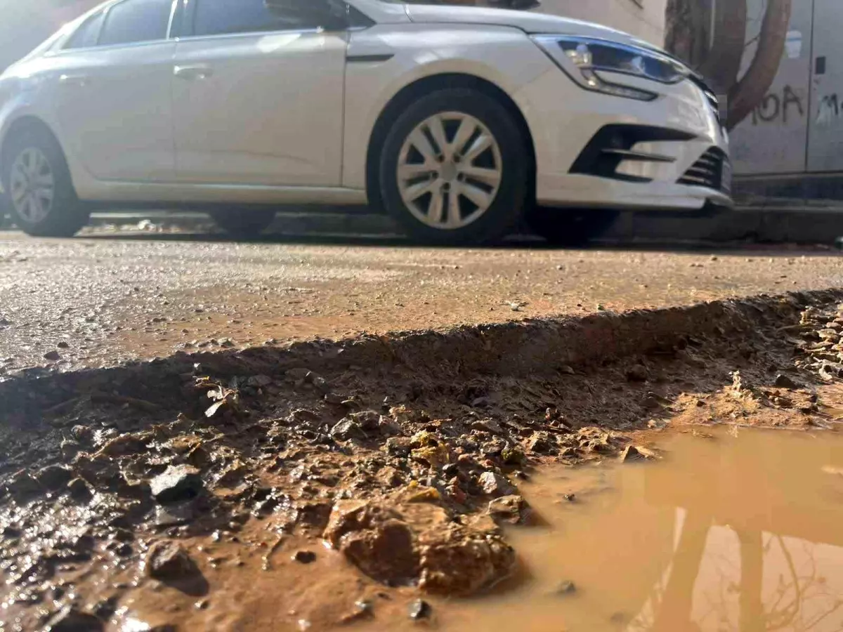 İzmir’de Yağmurla Gelen Yol Çileleri Yaşanıyor!