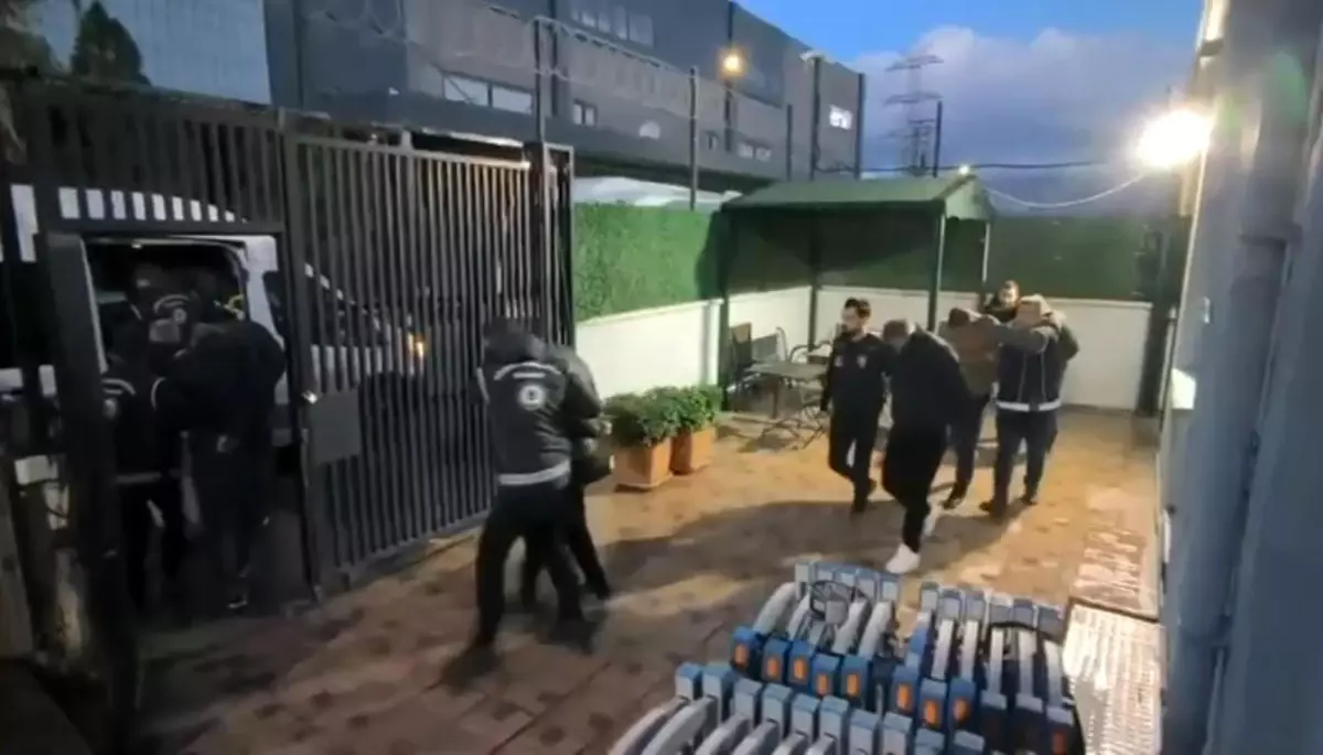 İzmir’de İnsan Ticareti Operasyonunda 14 Kadın Kurtarıldı