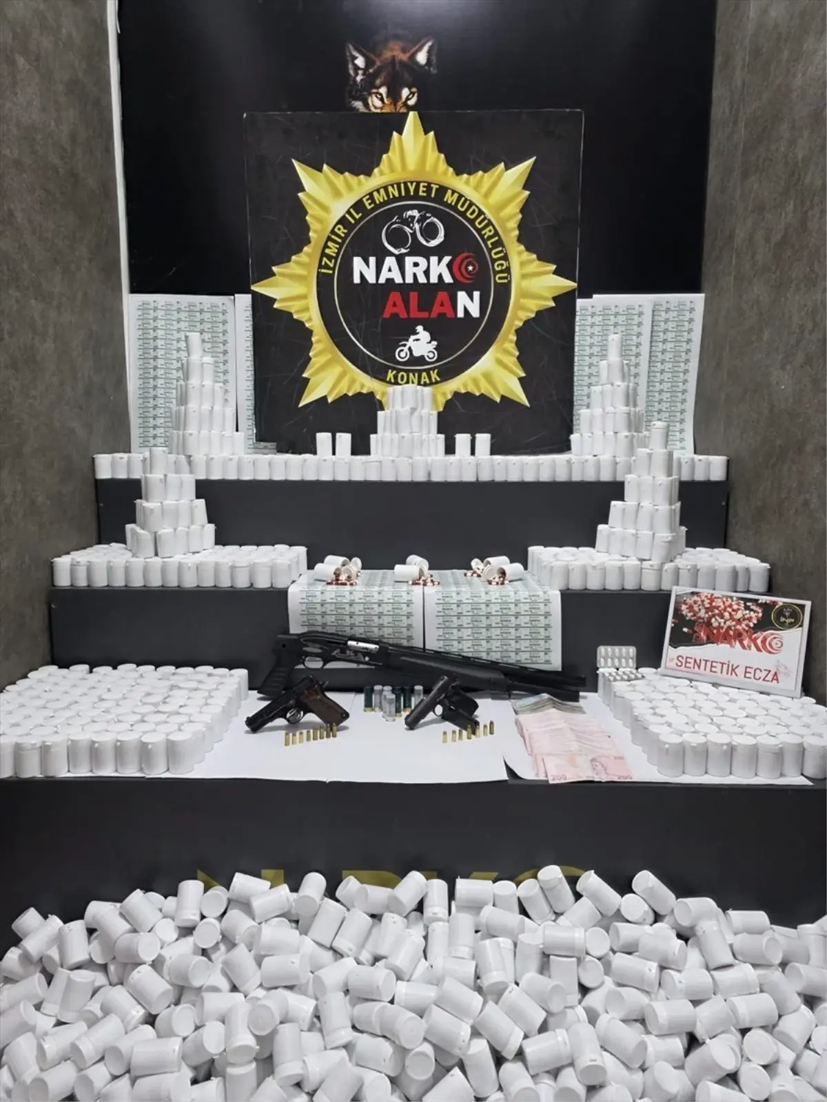 İzmir’de Uyuşturucu Operasyonu: 108 Bin Ecza Ele Geçirildi