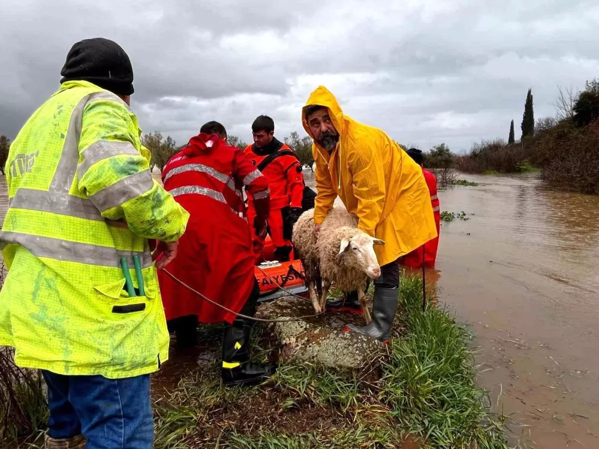 İzmir’de Sağanak Yağışa Karşı Yoğun Çalışma!
