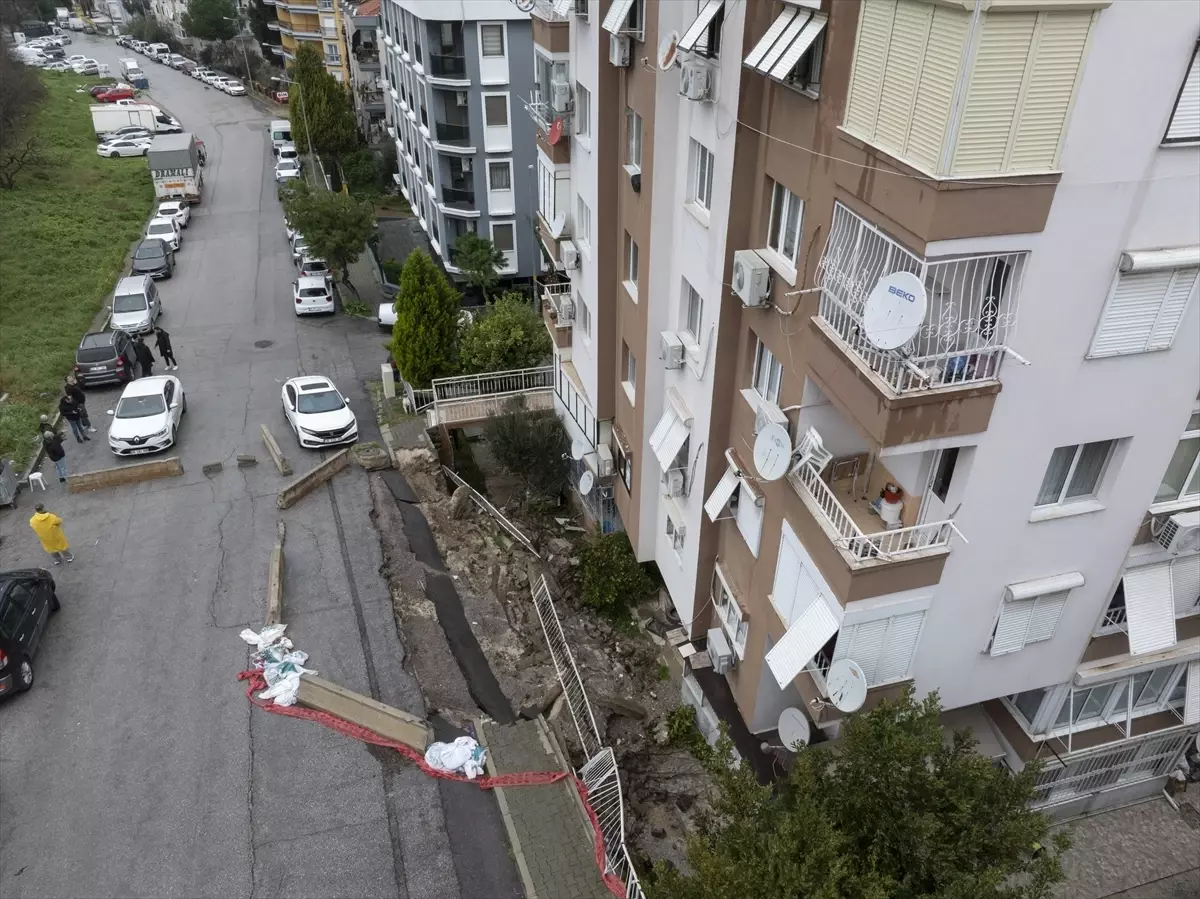 Buca’da Çöken İstinat Duvarı, Sakinleri Korkuttu!