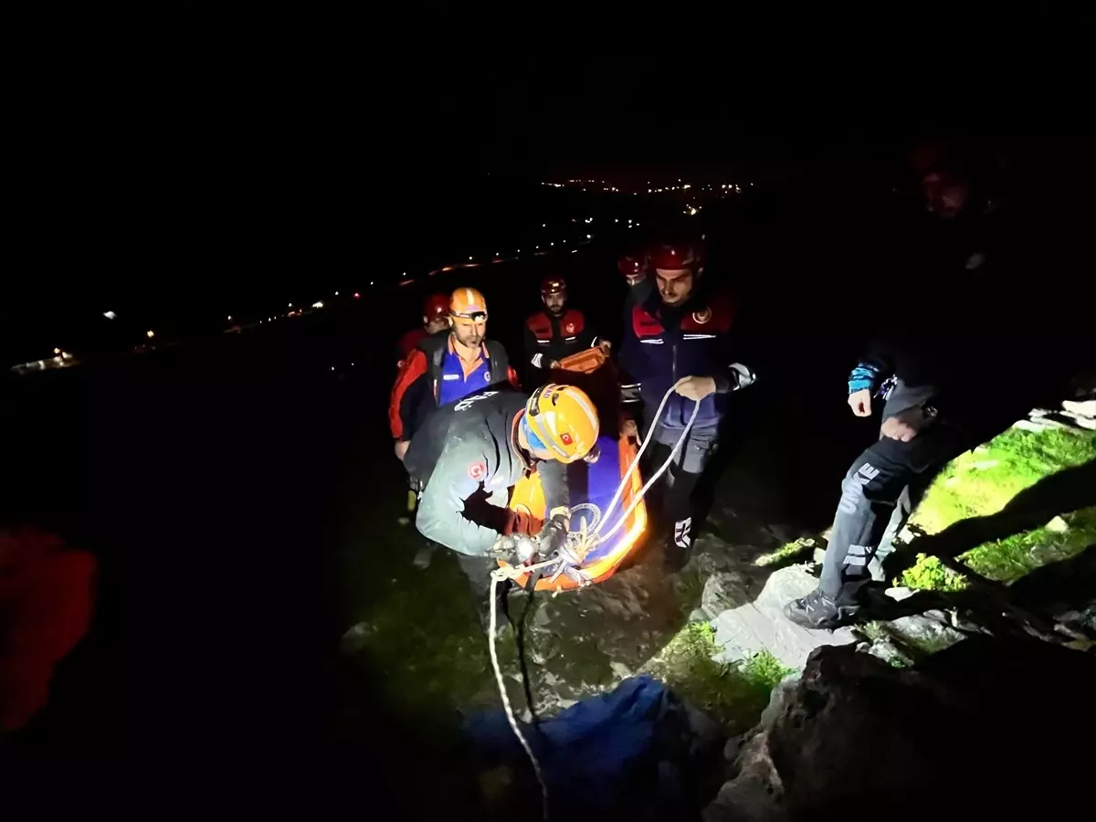 Selçuk’ta Mağarada Düşen Genç 8 Saatte Kurtarıldı!