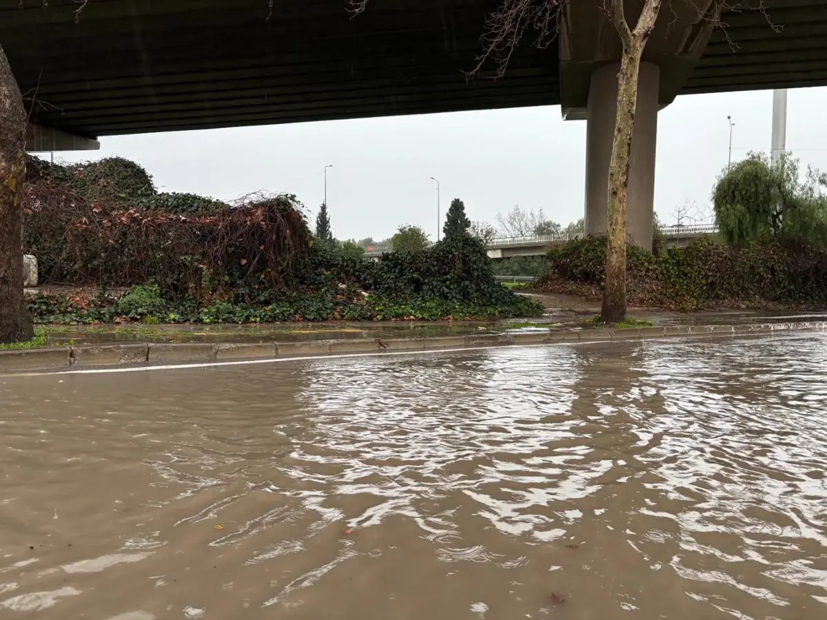 İzmir’de Sağanak Yağış Cadde ve Sokakları Vurdu!