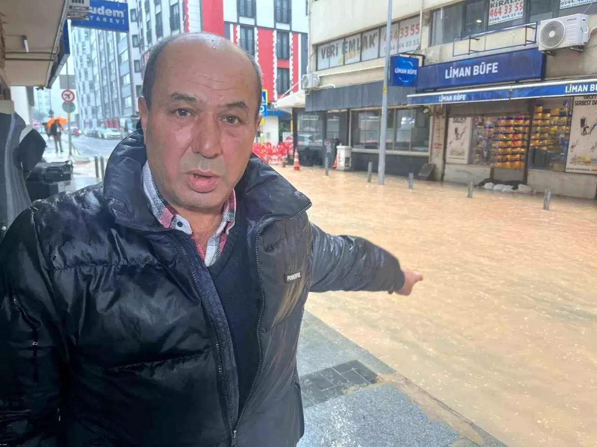 İzmir’de Sağanak Yağış Sokakları Göl Gibi Yaptı!
