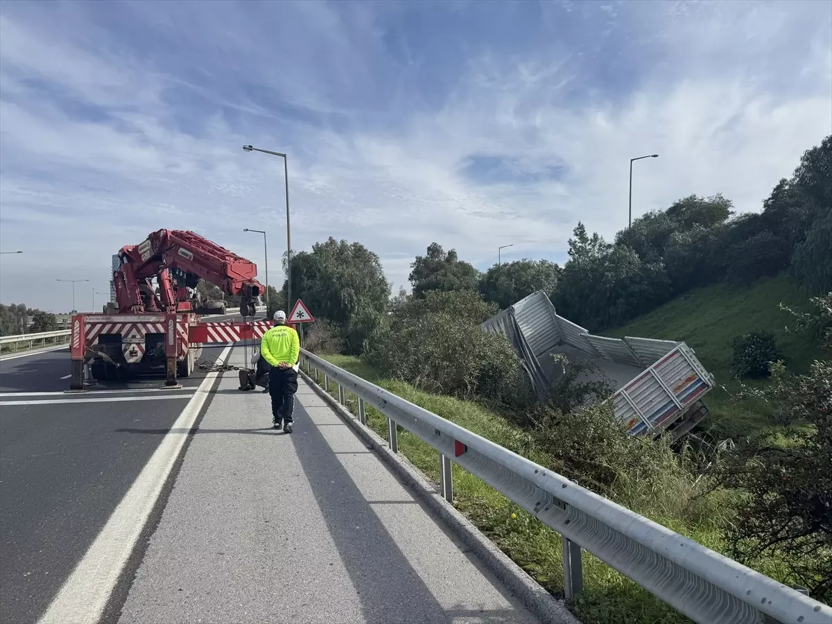 Kamyon Şarampole Devrildi: 1 Yaralı!