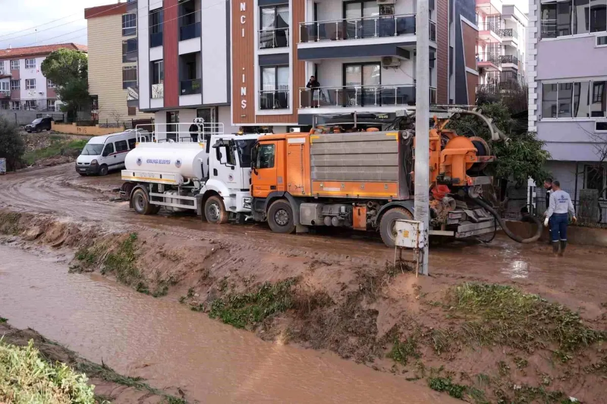 İzmir’de Sağanak Yağışlar Araçları Derelere Sürükledi