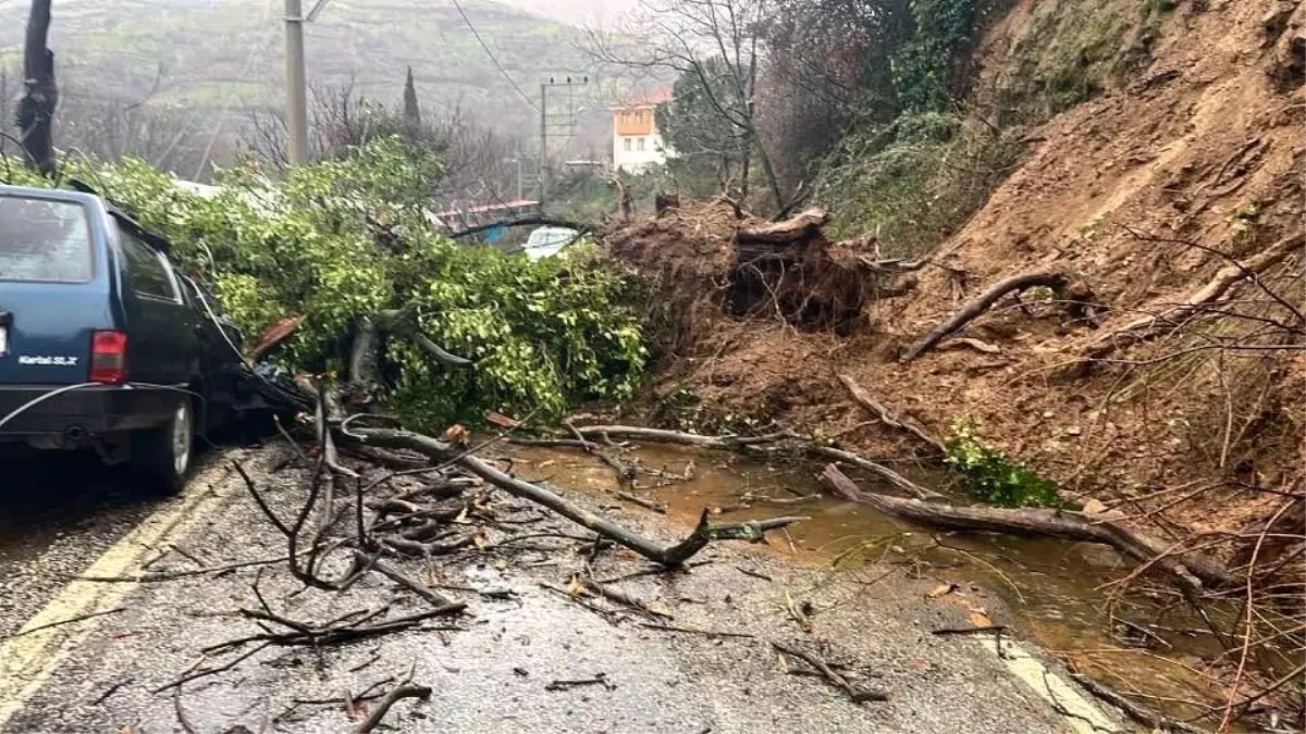 Ödemiş’te Heyelan: Araç Hurdaya Döndü, Kimse Yok!