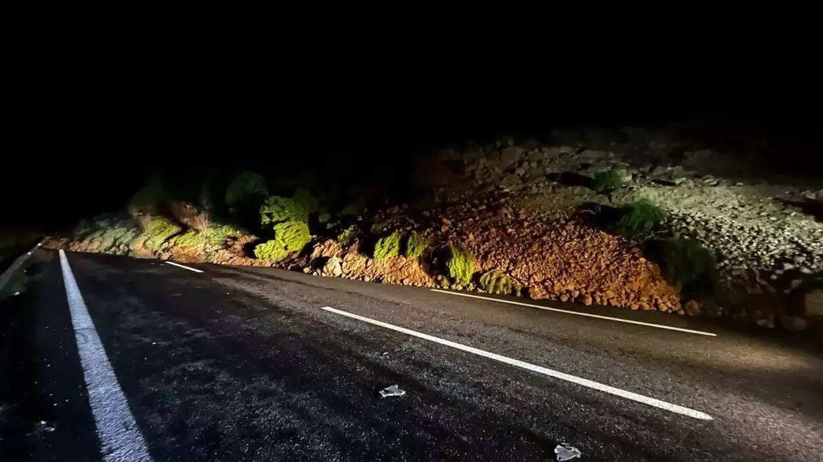 Saruhanlı’da Toprak Kayması, Otoyol 6 Saat Kapalı Kaldı!