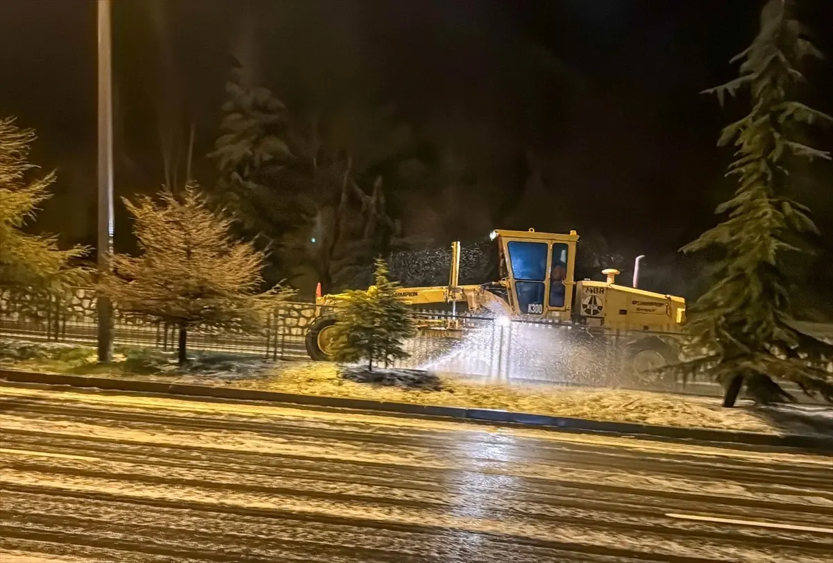Uşak’ta Dolu Cadde ve Sokakları Beyaza Bürüdü!