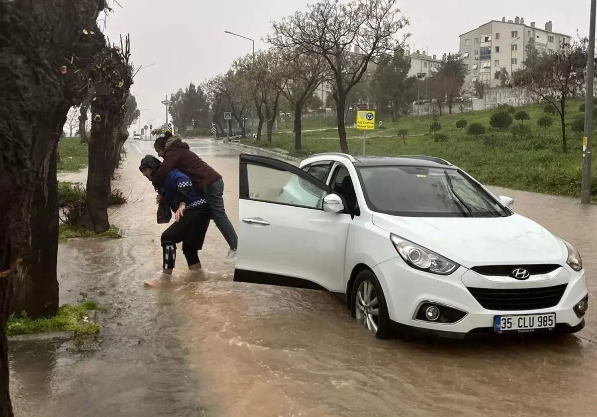 İzmir’de Yağmurda Zabıta Ekibiyle Kurtarma Operasyonu