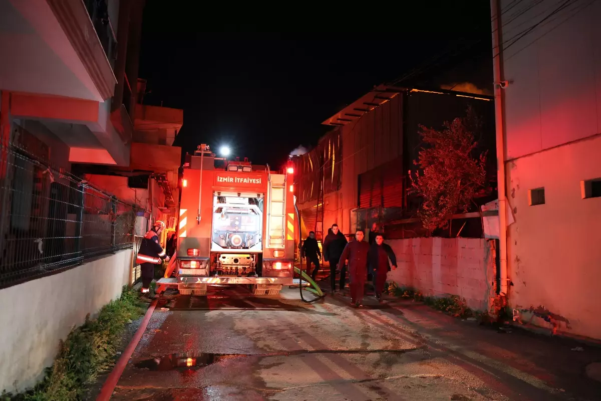 Buca’da Mobilya Atölyesinde Yangın Paniği!