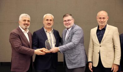 İzmir’de AK Parti’den güçlü buluşma: Teşkilat sahaya odaklandı