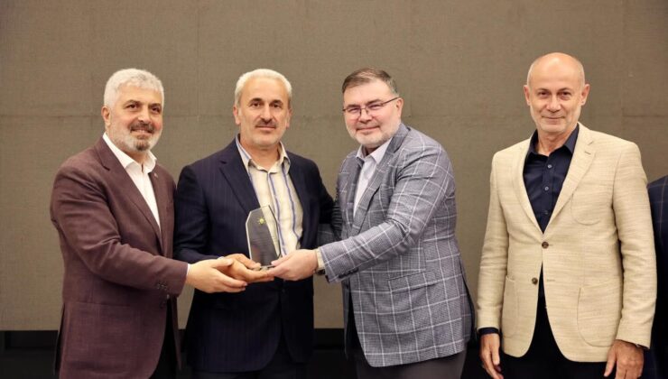 İzmir’de AK Parti’den güçlü buluşma: Teşkilat sahaya odaklandı