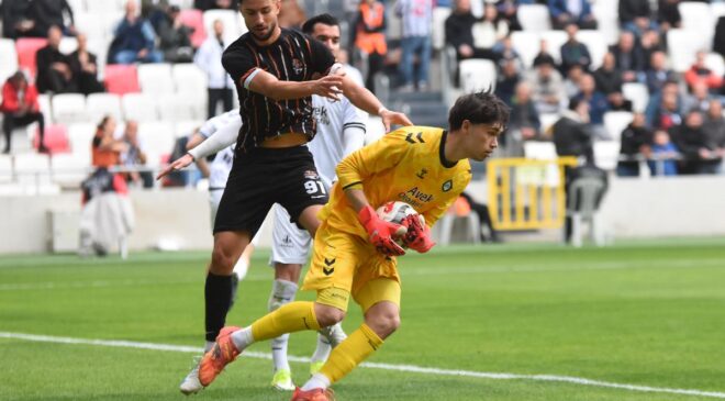 Altay Kalecisi Ulaş, Yırtıkla Saha Sürdü!