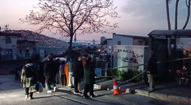 Freni Boşalan Kamyon Okul Bahçesine Düştü!