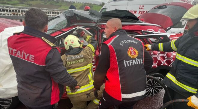İstanbul-İzmir Otoyolu’nda SUV-tır Kazası! 4 Yaralı