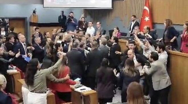İzmir Meclisinde Gergin Anlar: Arbede Yaşandı!