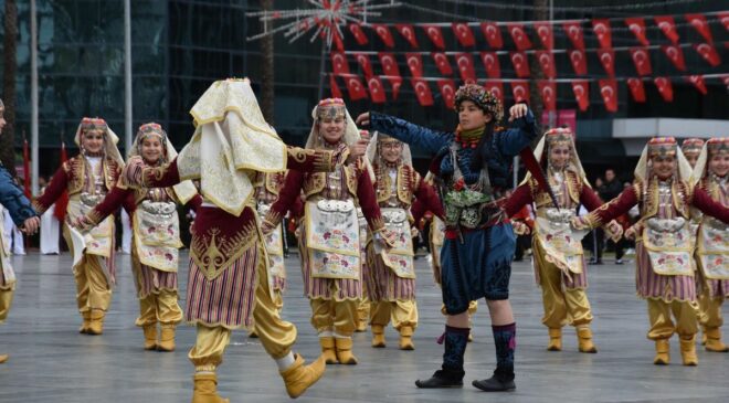 İzmir’de Coşkulu 23 Nisan Kutlaması Yapıldı!