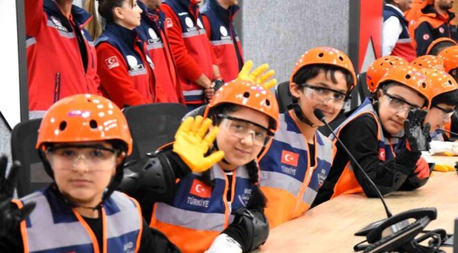 Minik Kahramanlar, Deprem Senaryosunu Yönetti!