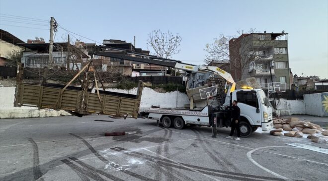 Freni Patlayan Kamyon Okul Bahçesine Devrildi!