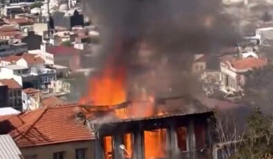 İzmir’de Metruk Bina Yangını: Soğutma Çalışmaları Devam Ediyor