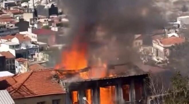 İzmir’de Metruk Bina Yangını: Soğutma Çalışmaları Devam Ediyor