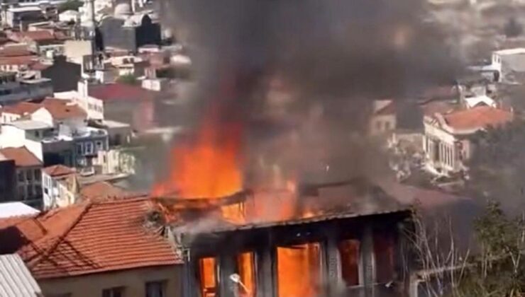 İzmir’de Metruk Bina Yangını: Soğutma Çalışmaları Devam Ediyor